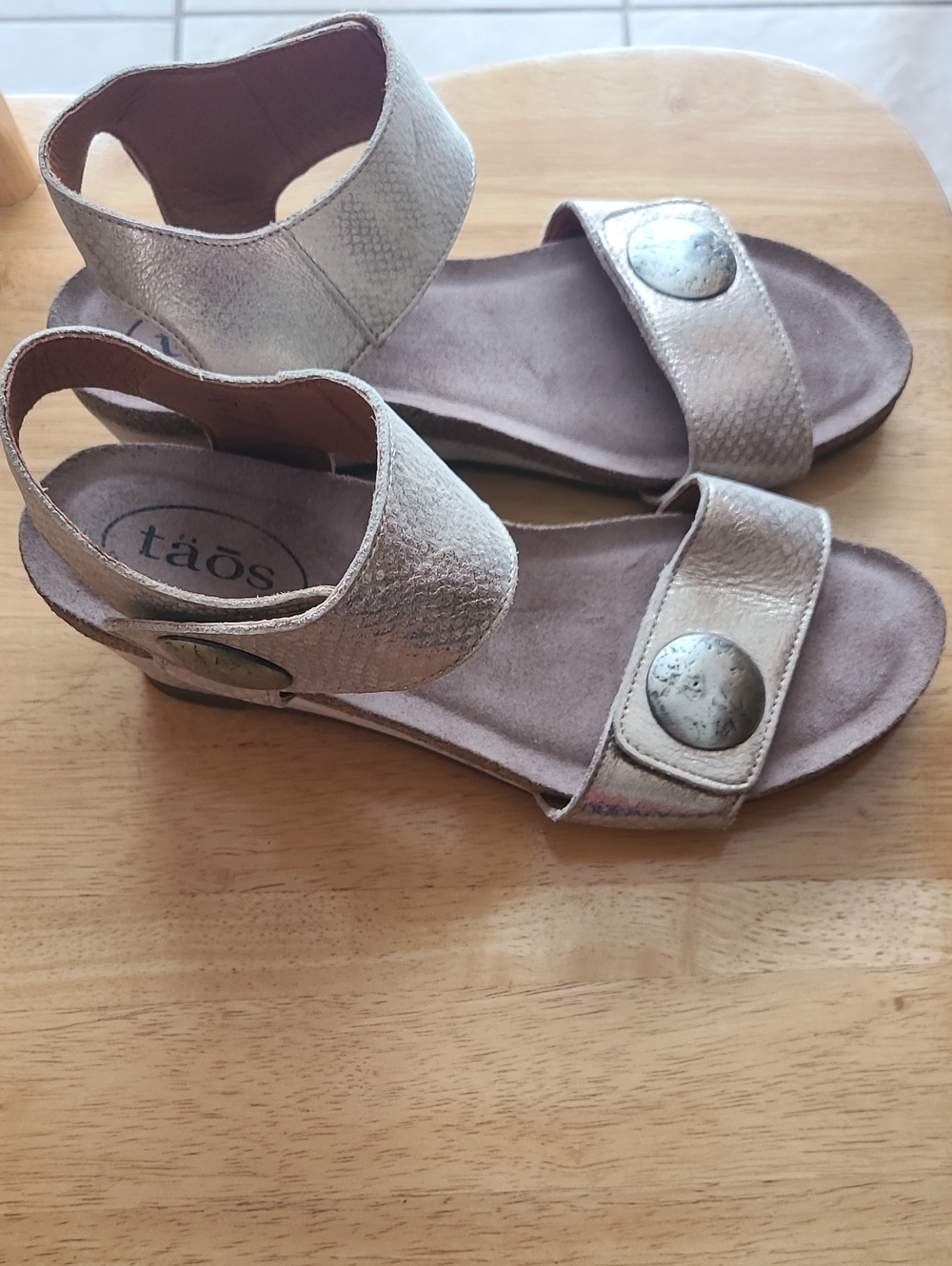 Taos Carousel Women's Leather Wedge Ankle Strap Gold Metalic Sandal Sz 7.5